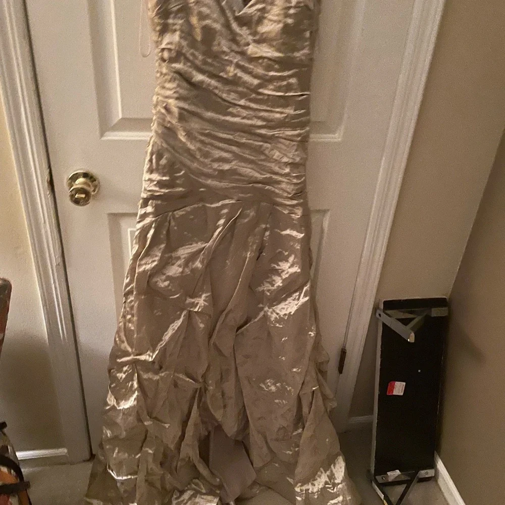 Nicole miller Elegant Gold Evening Gown this dress is stunning 😍🤩 🔥 - Picture 2 of 9